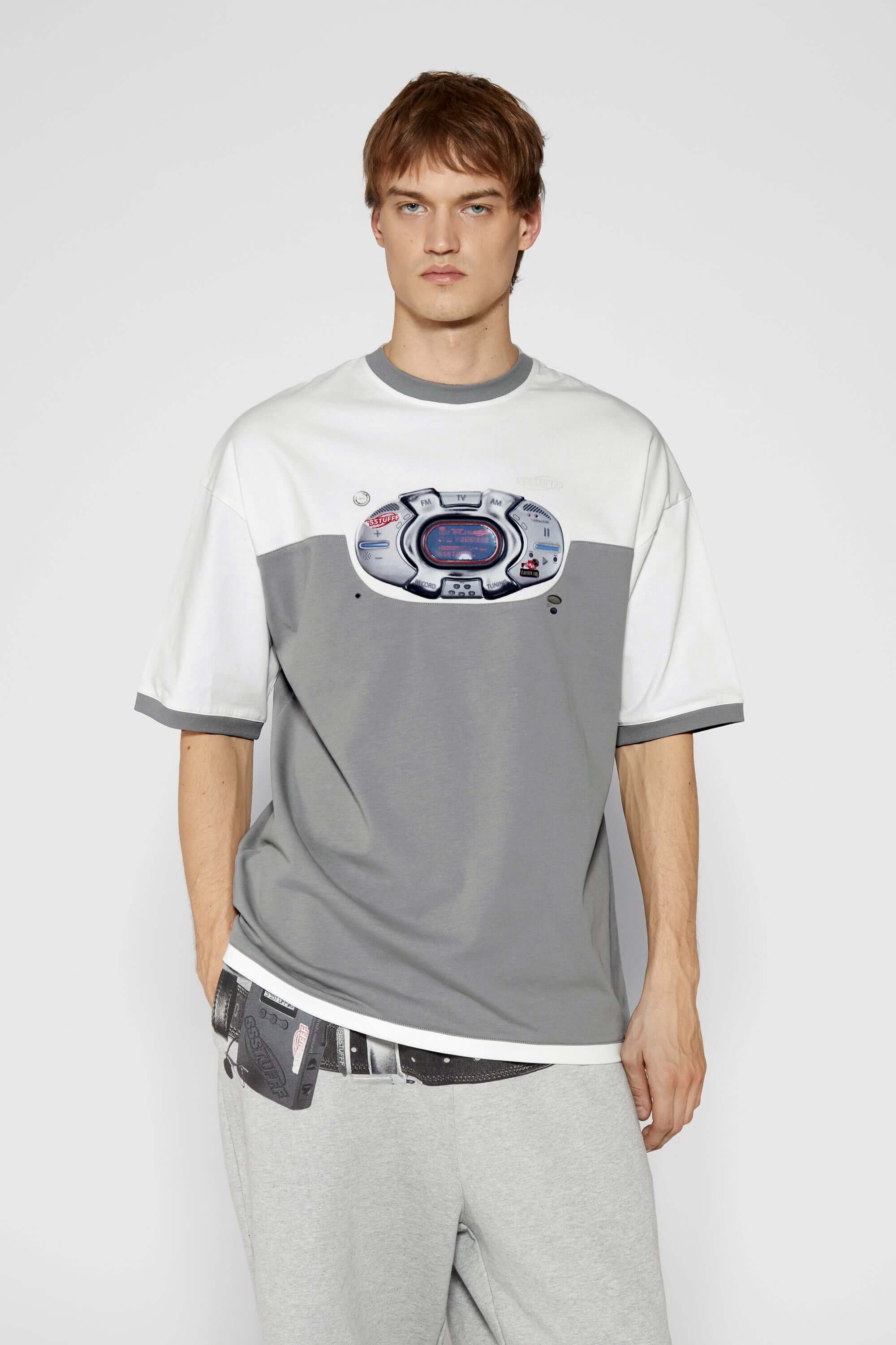 Two-tone white and grey t-shirt with 3D lenticular PVC portable stereo graphic on chest