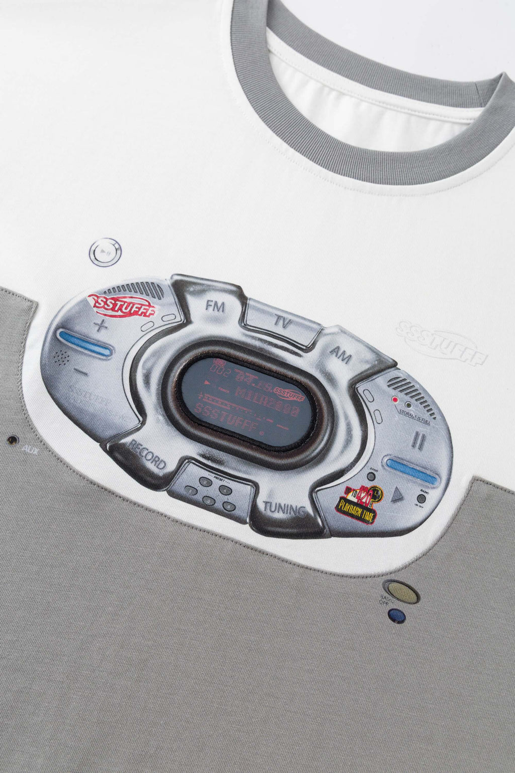 Two-tone white and grey t-shirt with 3D lenticular PVC portable stereo graphic on chest