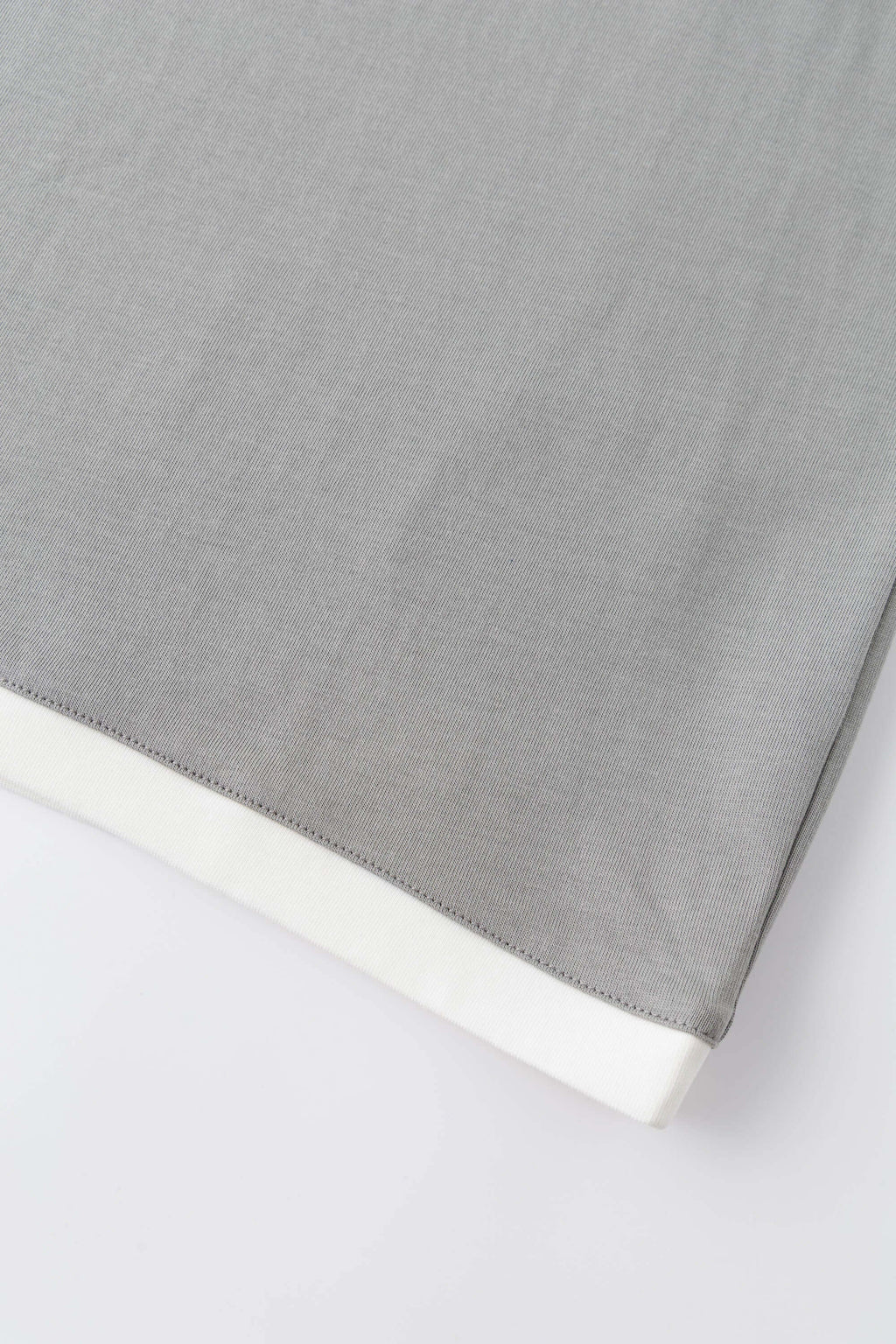 Two-tone white and grey t-shirt with 3D lenticular PVC portable stereo graphic on chest