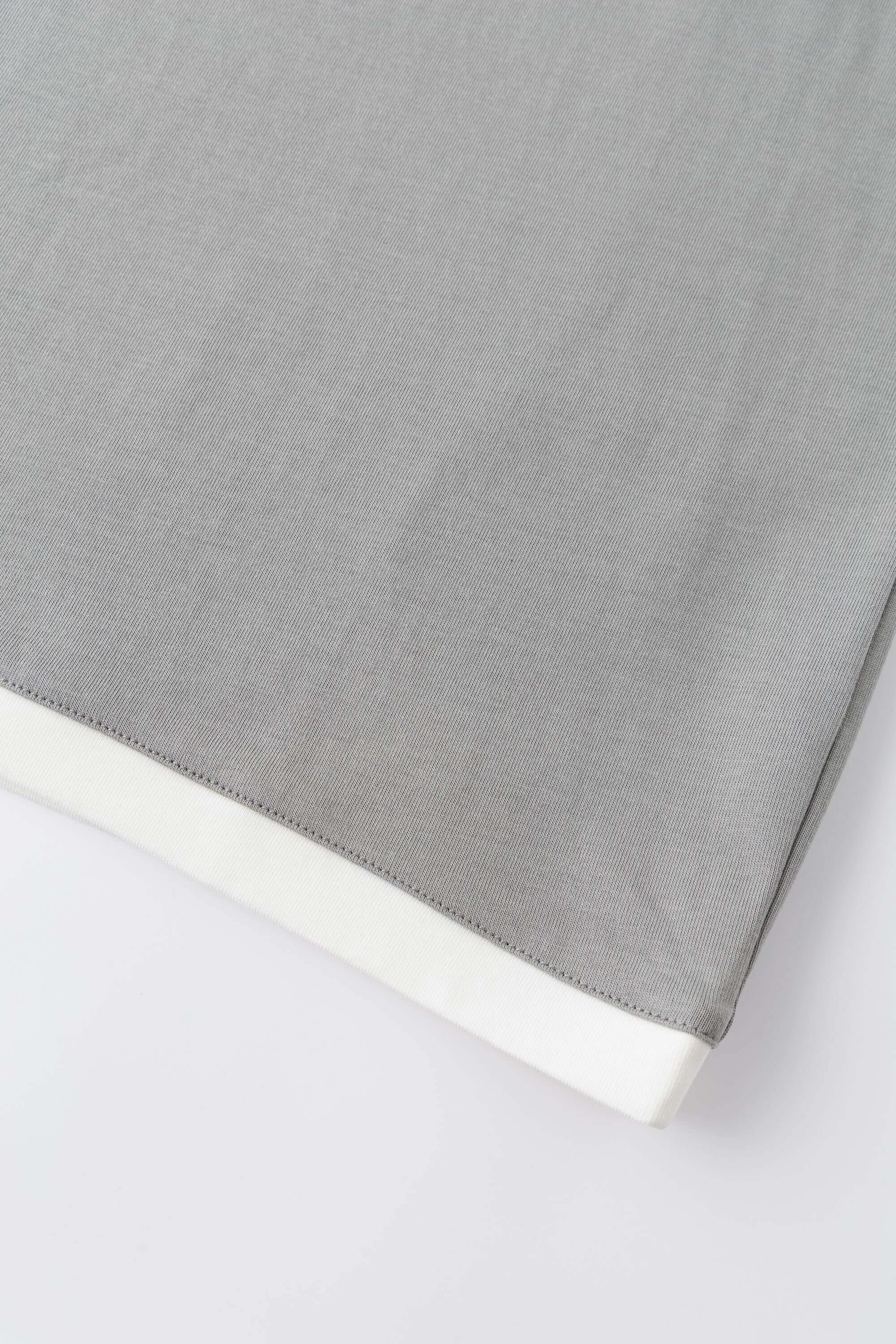 Two-tone white and grey t-shirt with 3D lenticular PVC portable stereo graphic on chest