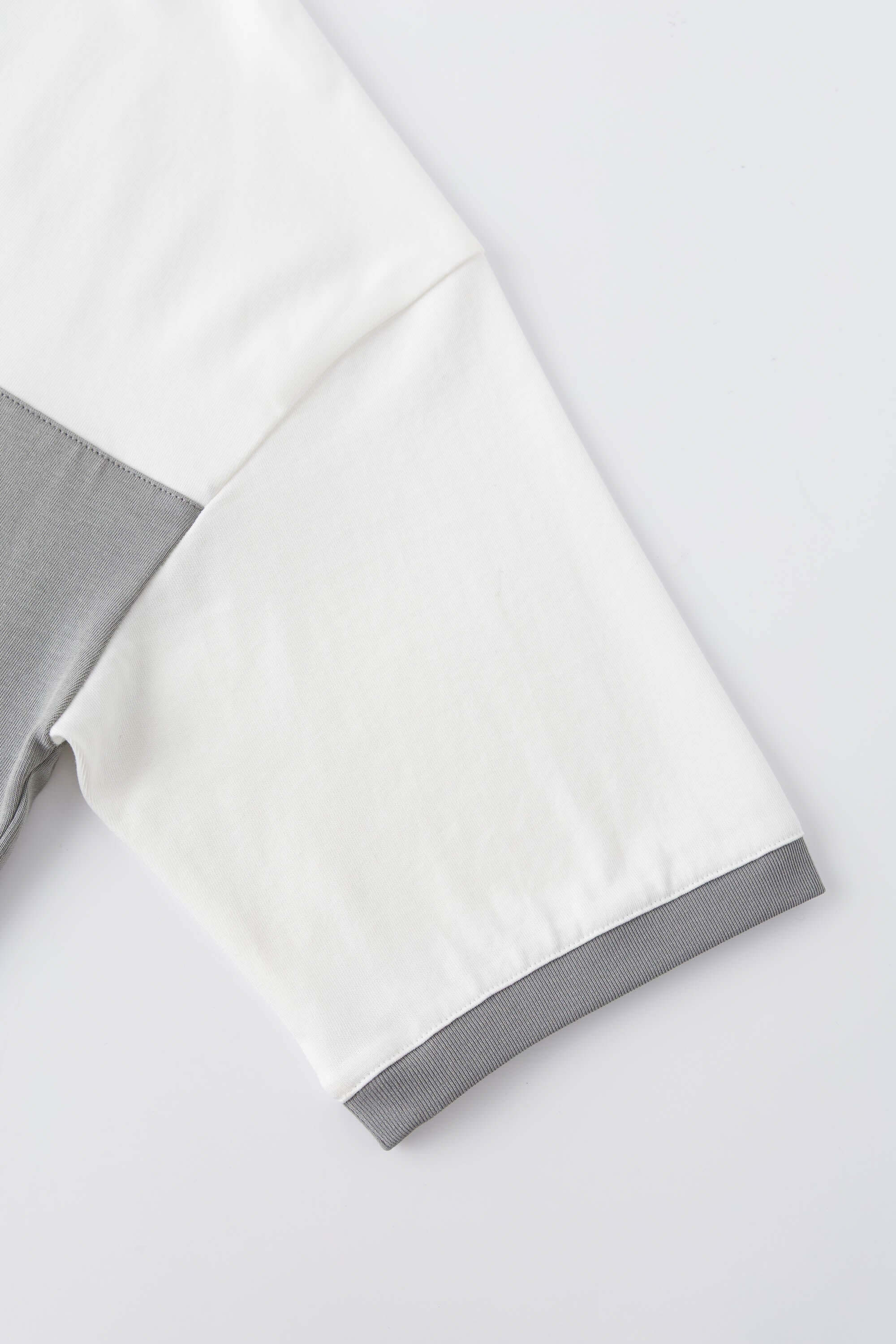 Two-tone white and grey t-shirt with 3D lenticular PVC portable stereo graphic on chest