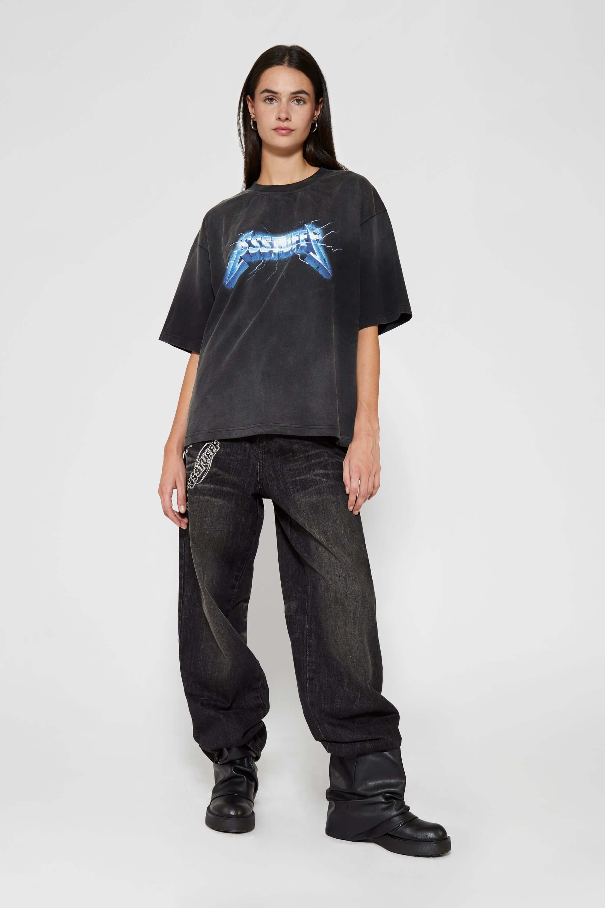 Stone-washed t-shirt with vintage lightning logo inspired by 80s rock bands