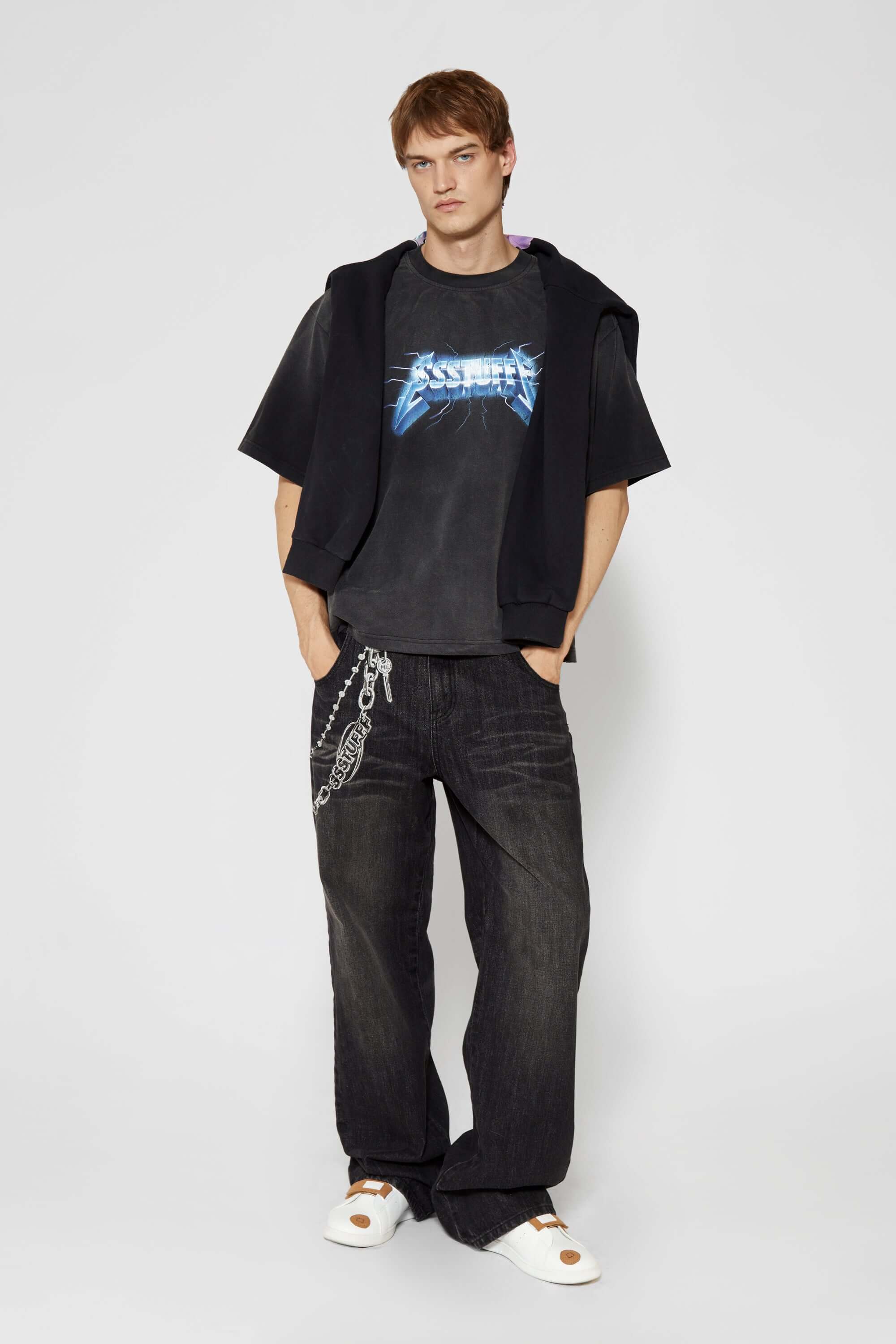 Stone-washed t-shirt with vintage lightning logo inspired by 80s rock bands