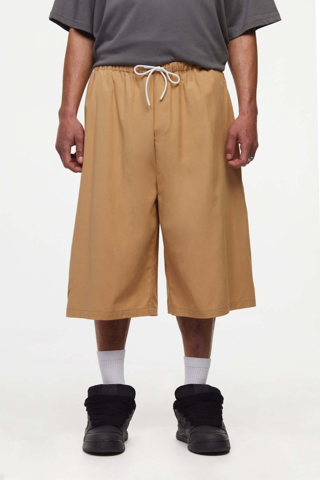 Beige bermuda shorts with a logo embroidered
