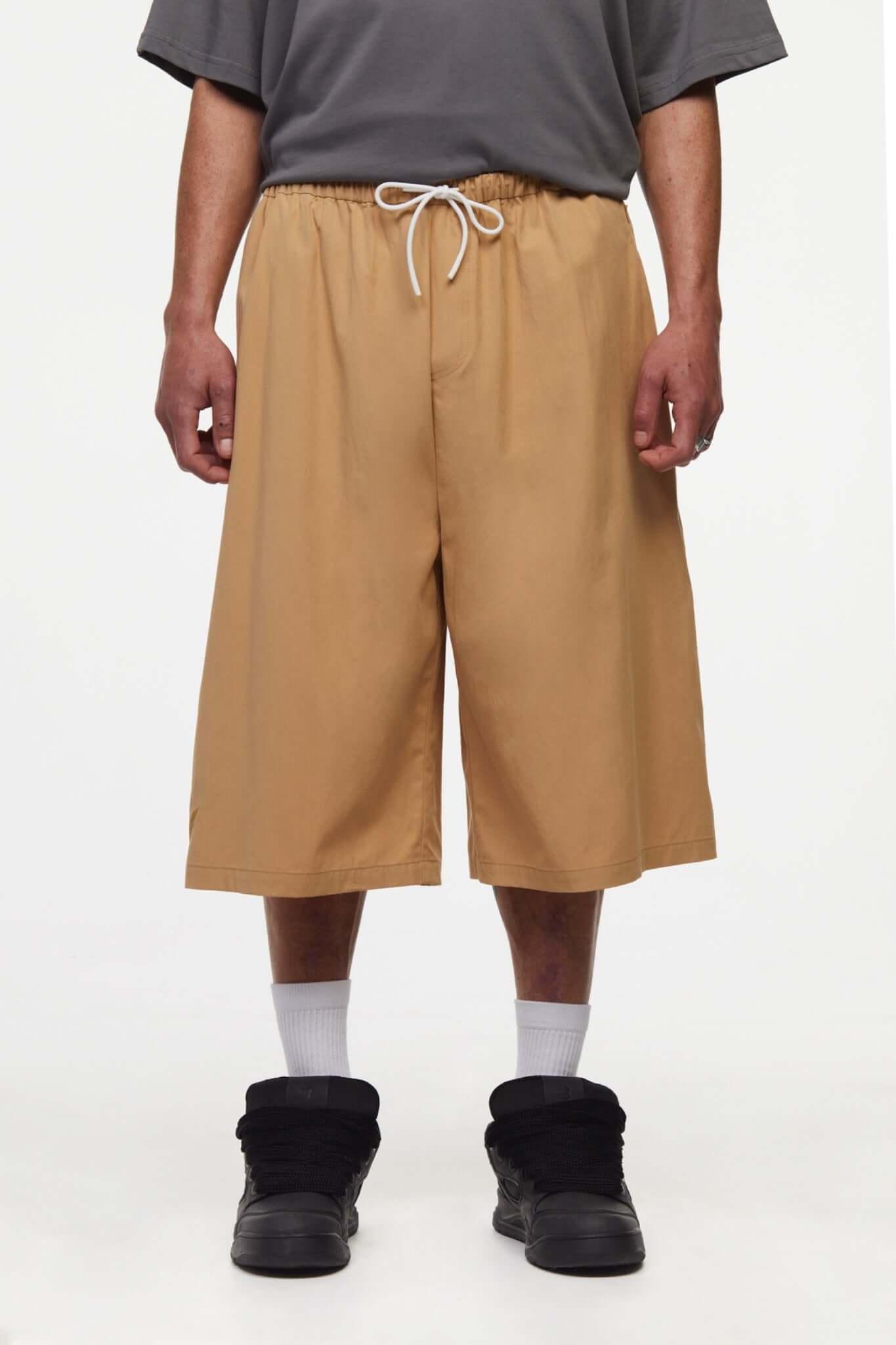 Beige bermuda shorts with a logo embroidered
