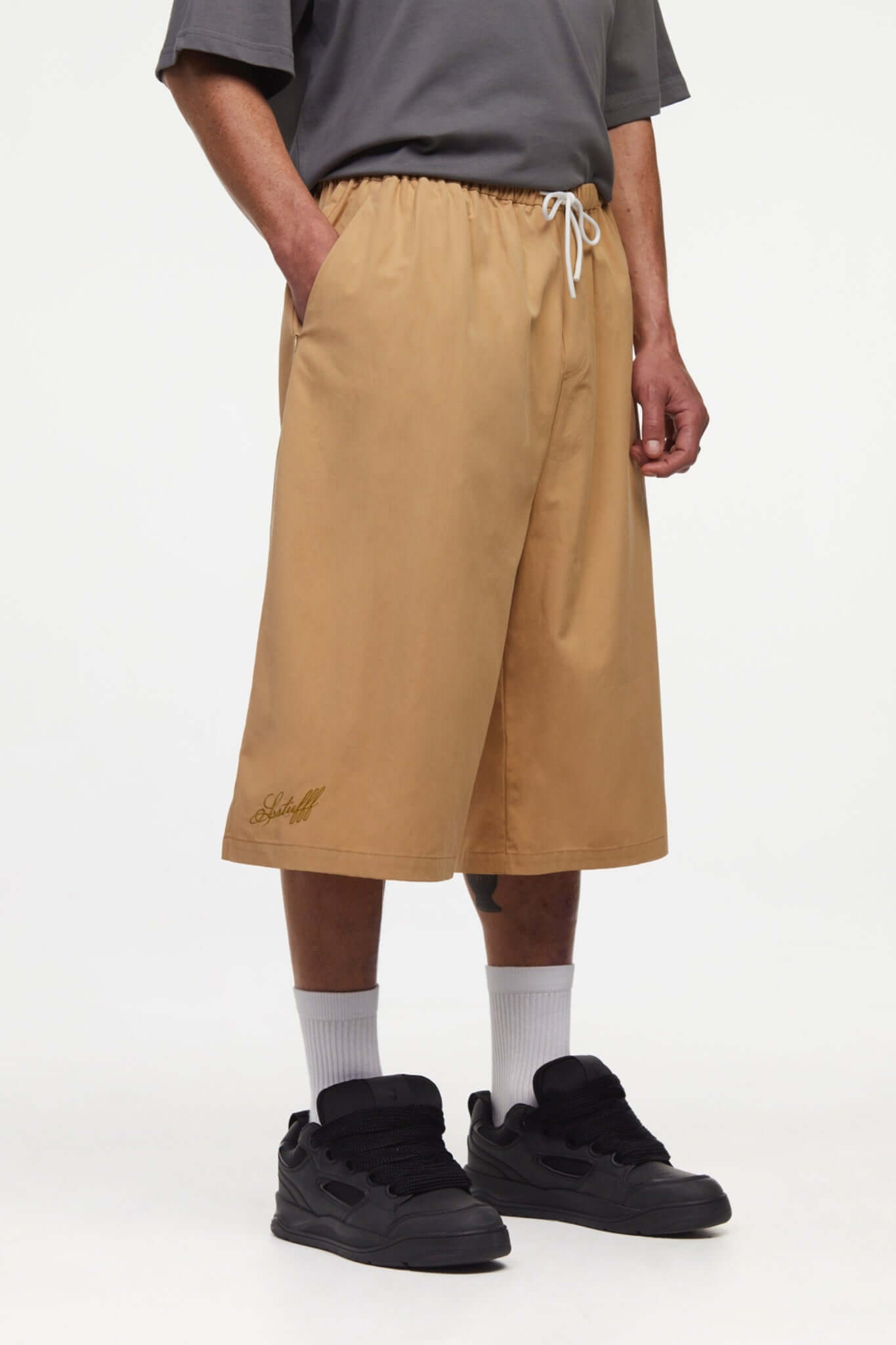 Beige bermuda shorts with a logo embroidered
