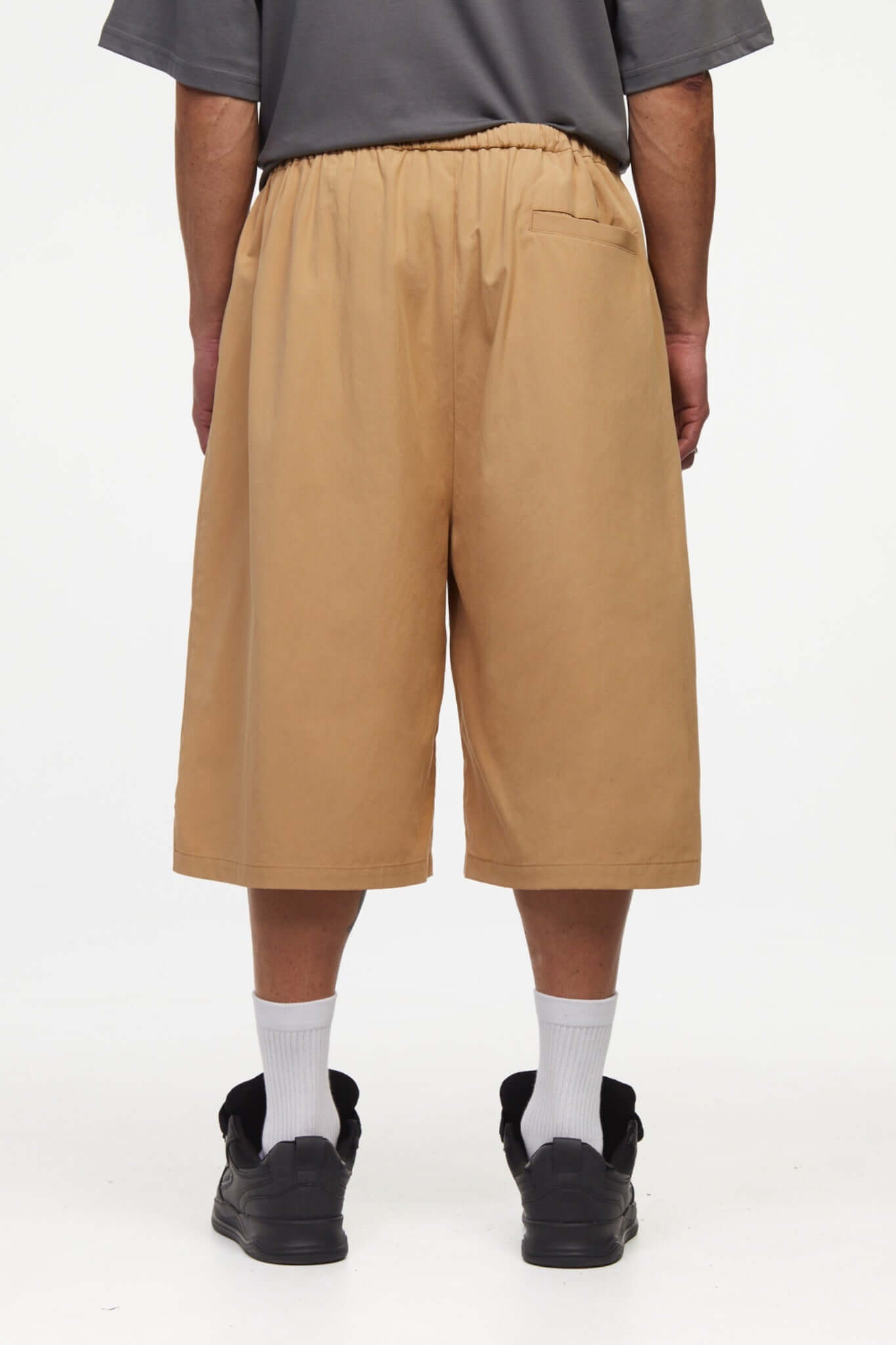 Beige bermuda shorts with a logo embroidered
