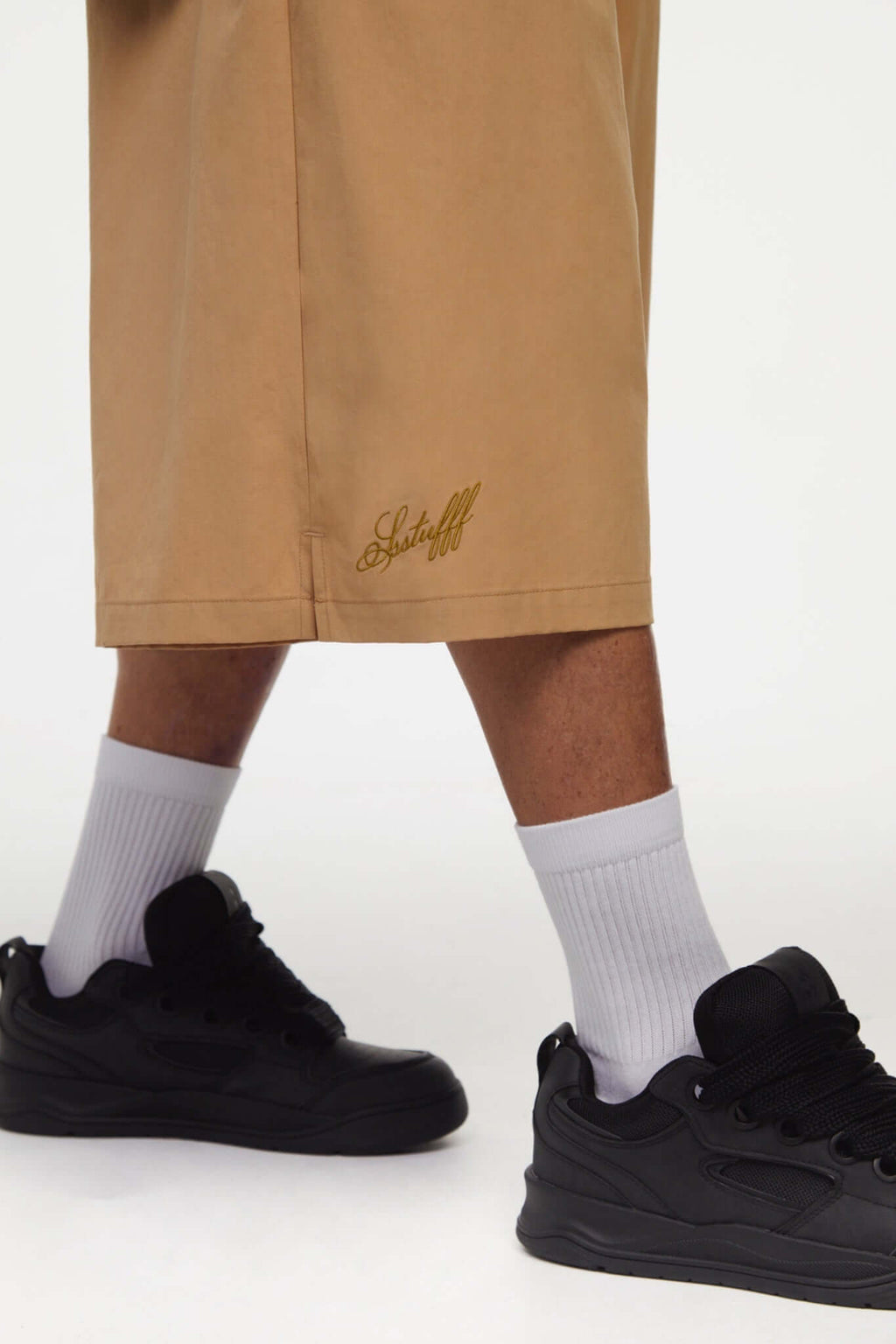 Beige bermuda shorts with a logo embroidered
