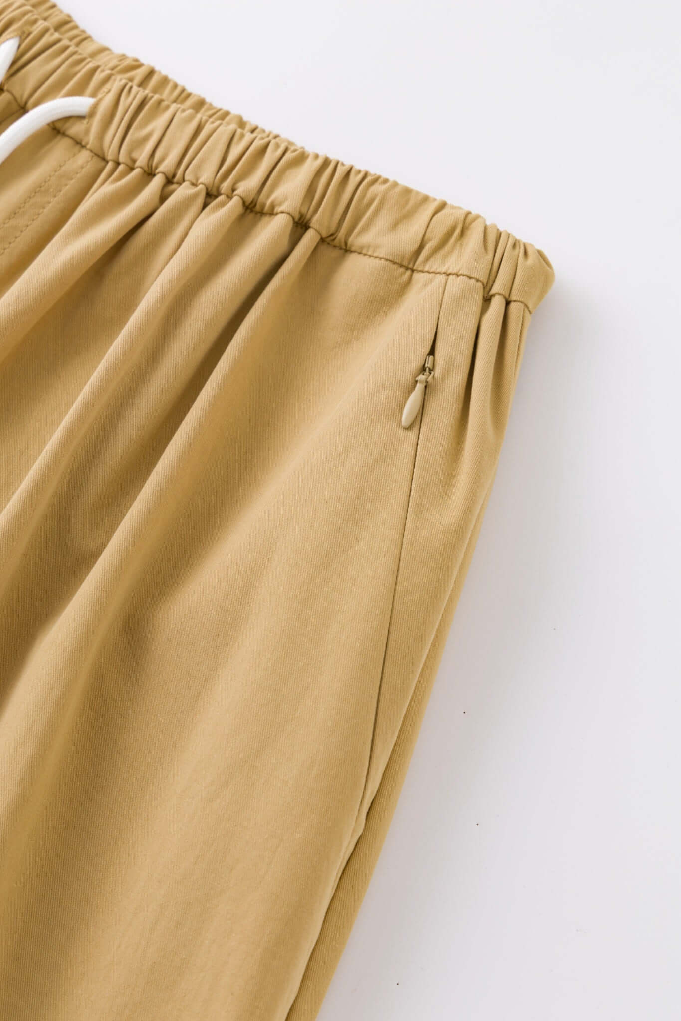 Beige bermuda shorts with a logo embroidered
