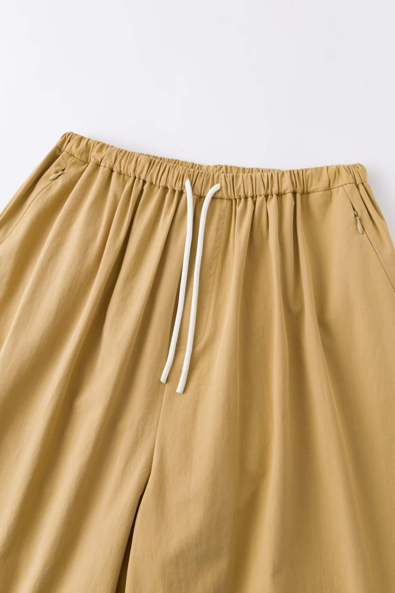 Beige bermuda shorts with a logo embroidered