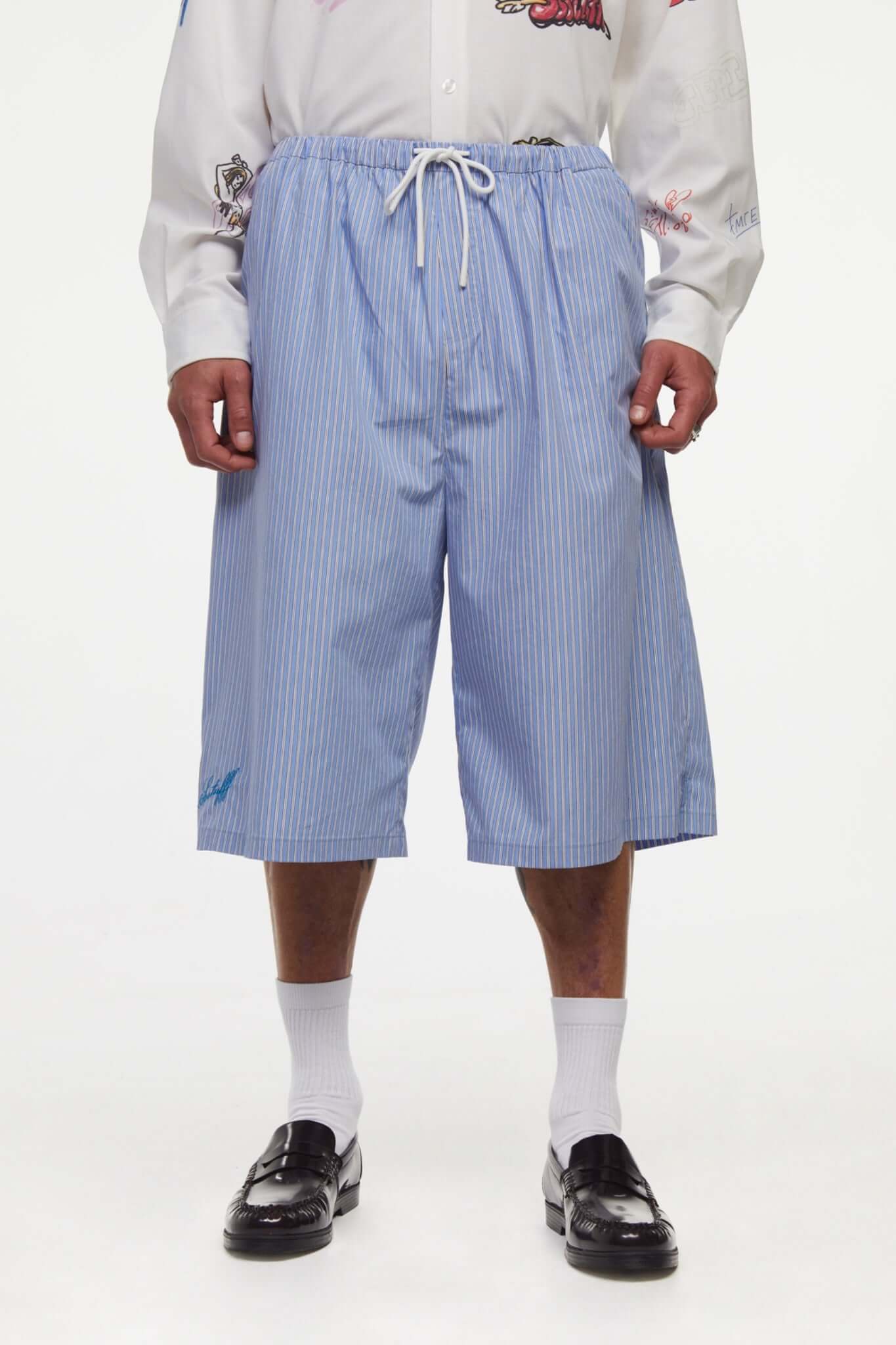 Blue striped bermuda shorts with a logo embroidered
