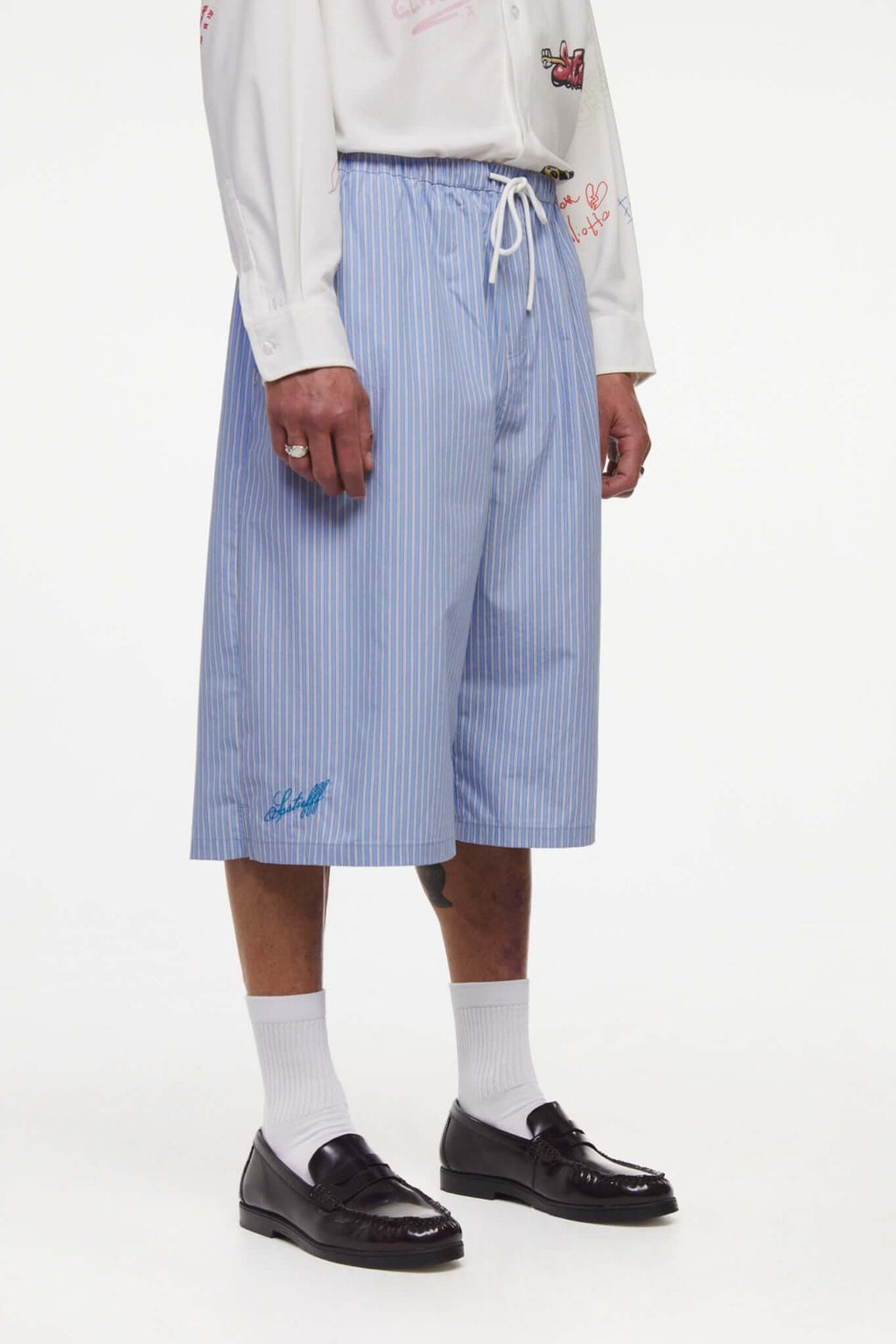 Blue striped bermuda shorts with a logo embroidered
