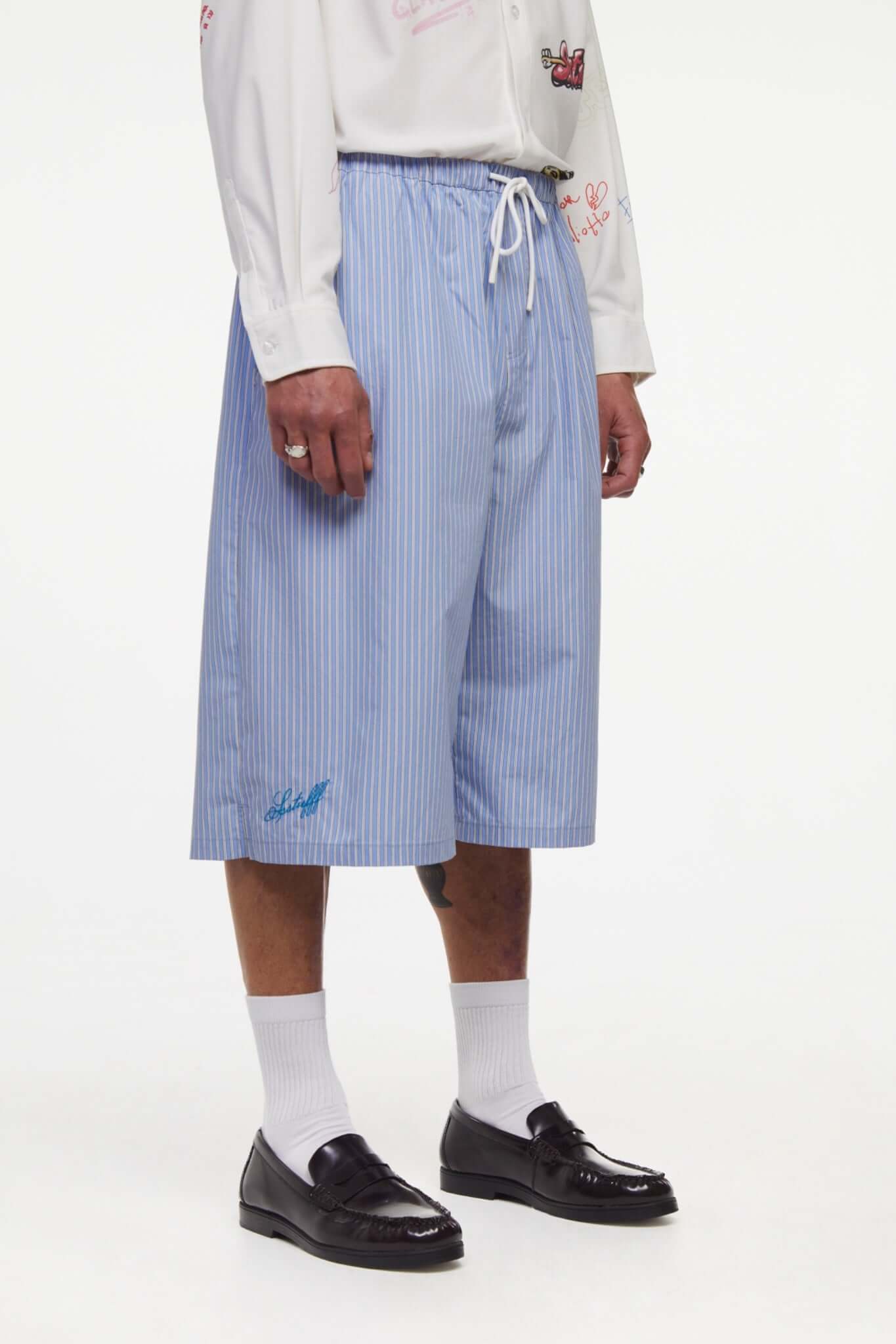 Blue striped bermuda shorts with a logo embroidered

