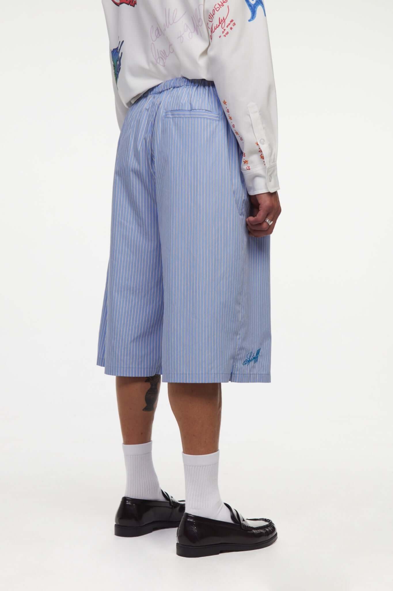Blue striped bermuda shorts with a logo embroidered

