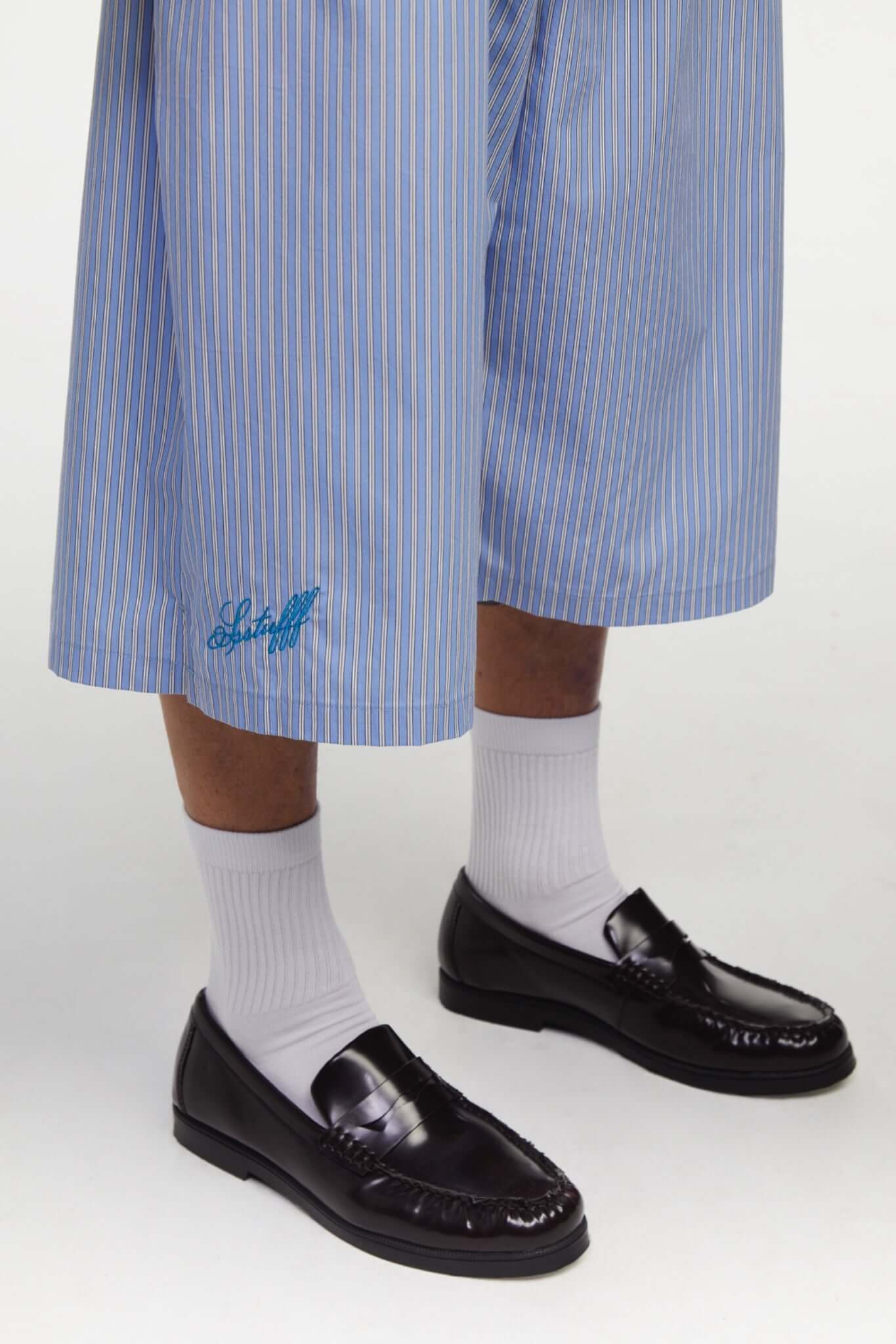 Blue striped bermuda shorts with a logo embroidered
