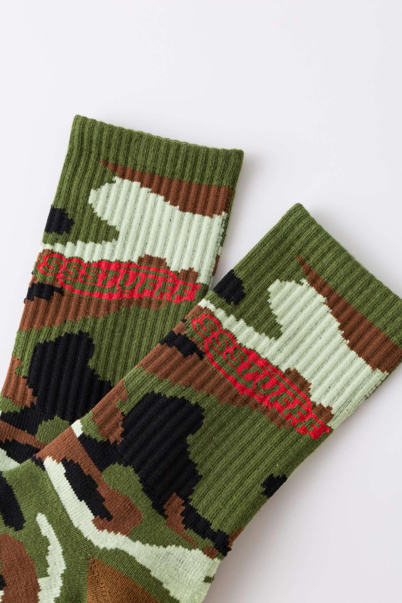 Camouflage-patterned green sock with a brand logo embroidery 
