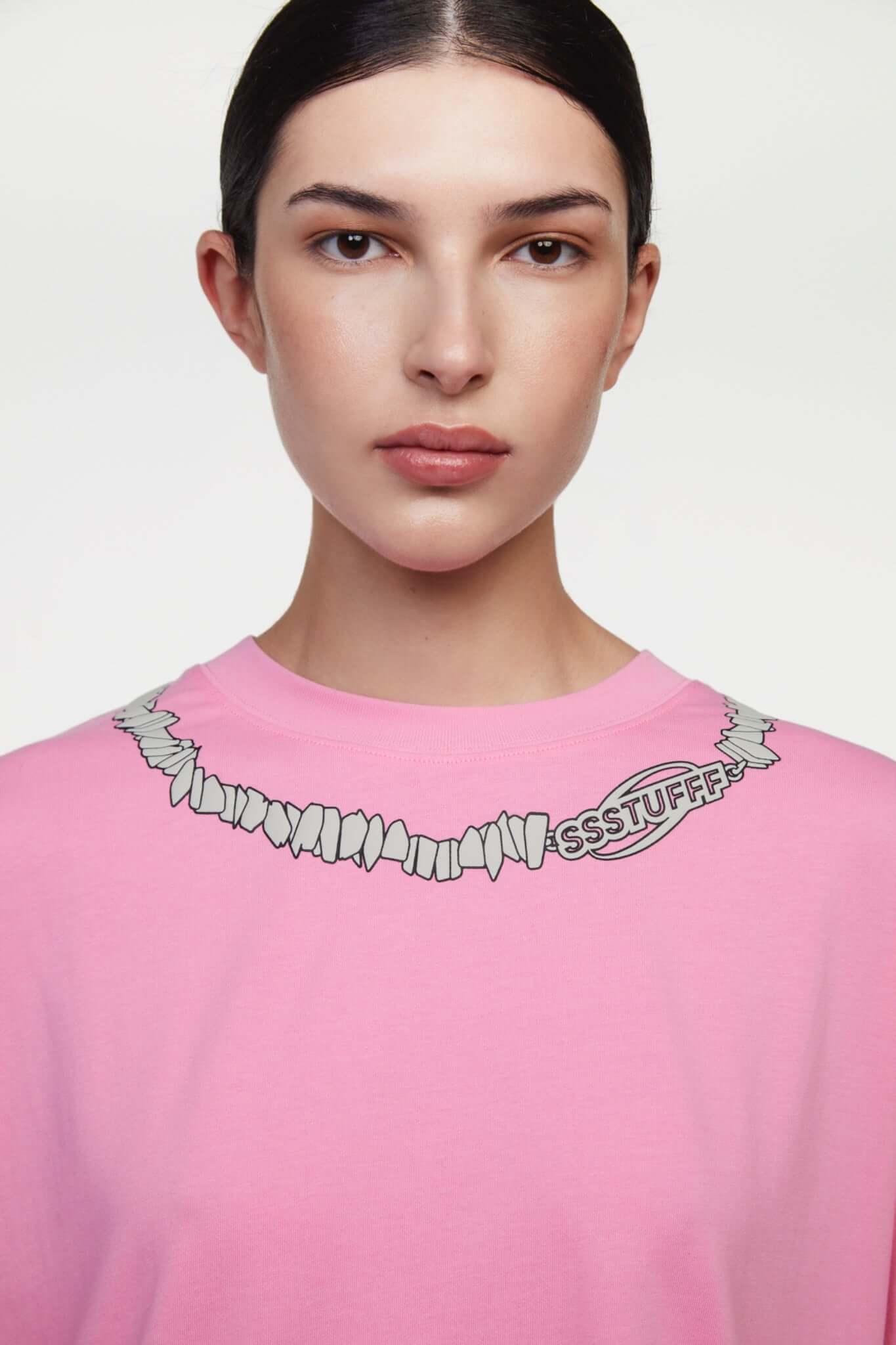 Pink t-shirt with necklace puffy print
