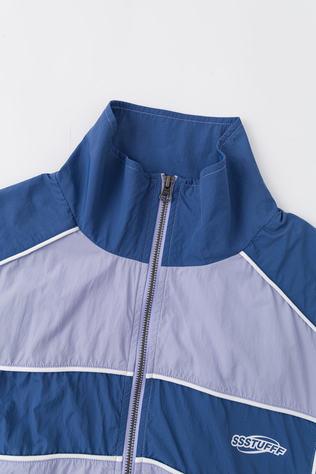 Close-up of the stand collar and the front zip.