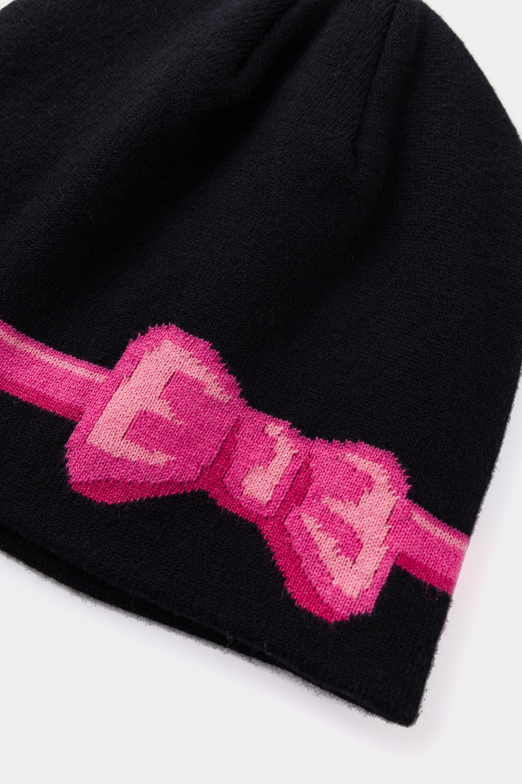 Close-up of the knitted pink bow tied onto the band.