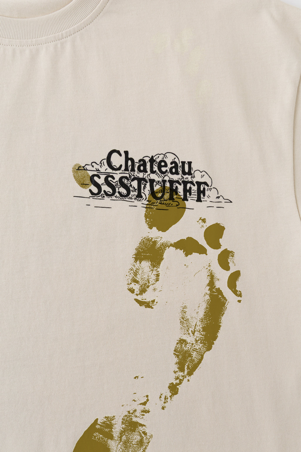 Close-up of the chest logo with a UV-revealed olive footprint beside it.