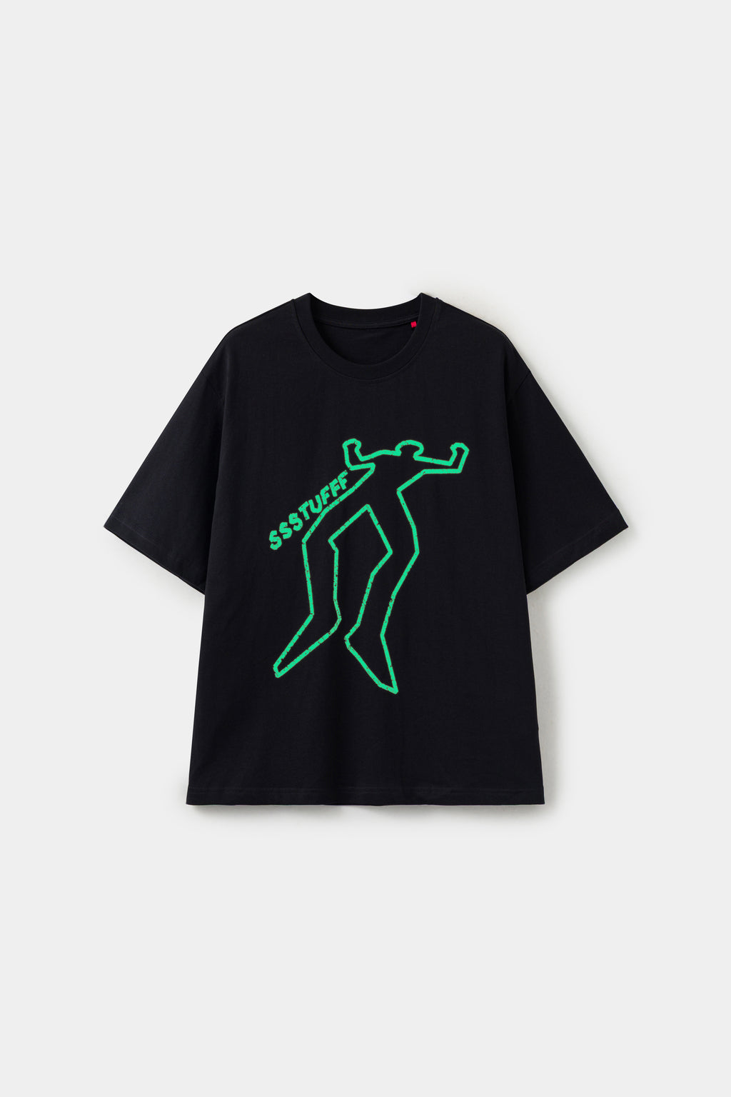The same tee in the dark, with the chalk outline glowing green.