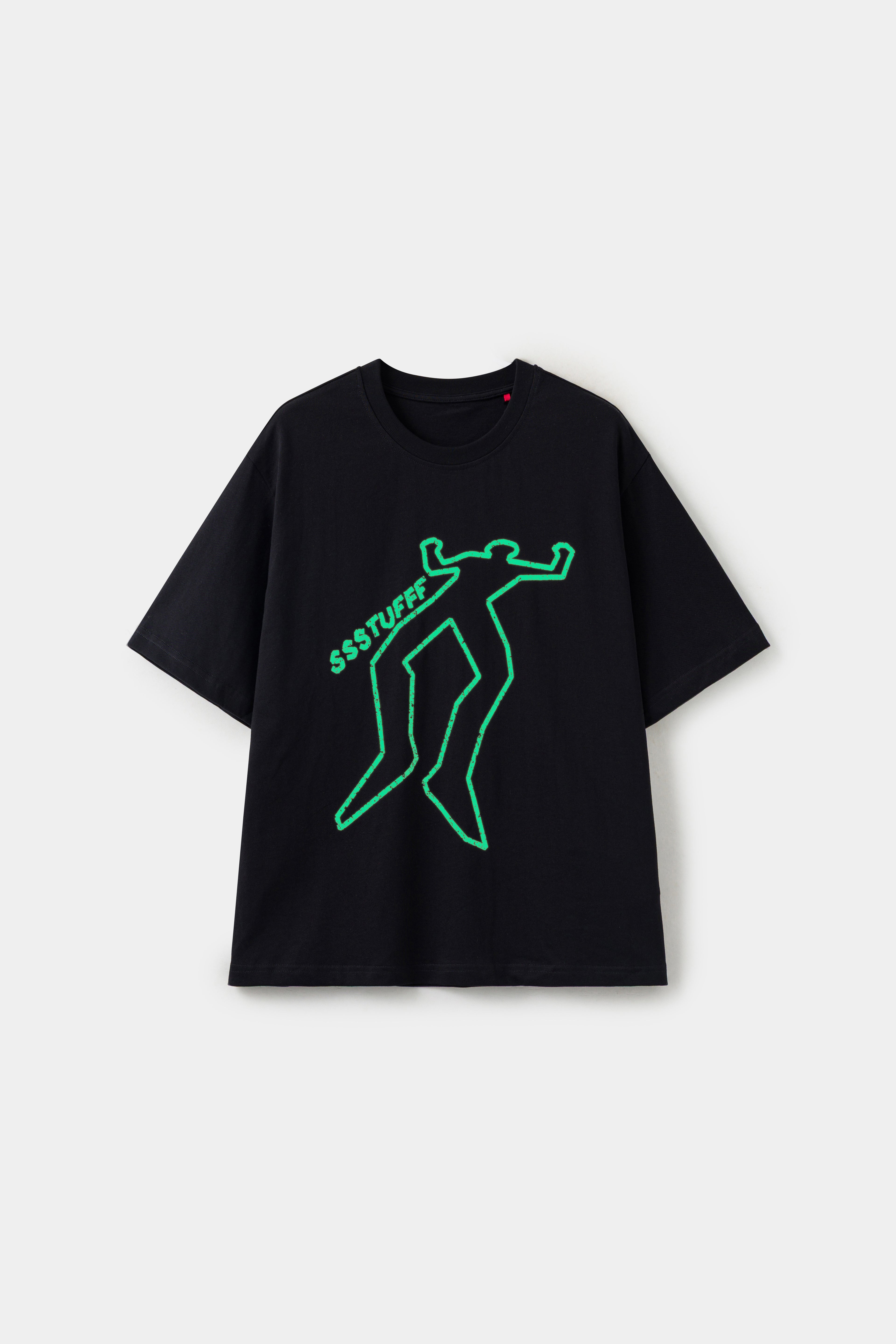 The same tee in the dark, with the chalk outline glowing green.