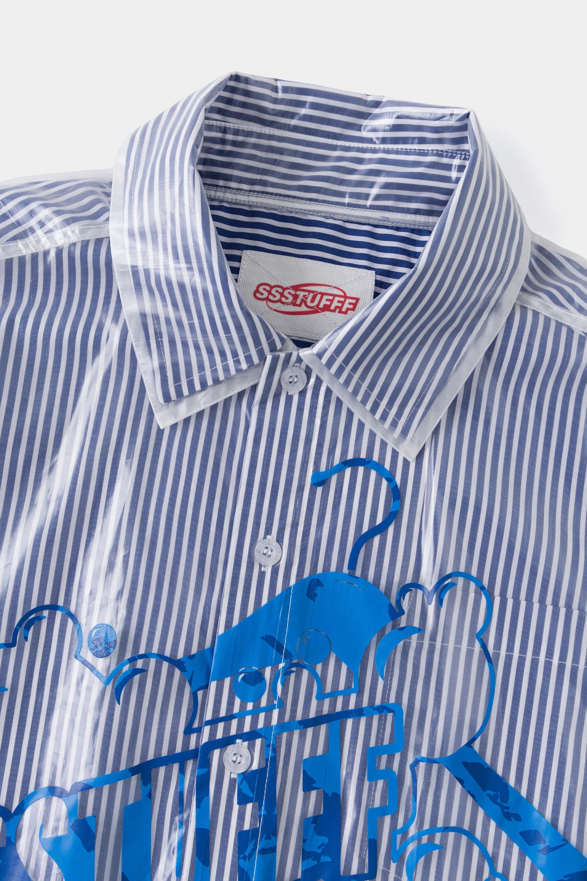 Close-up of the collar seen through the clear polyester cover.