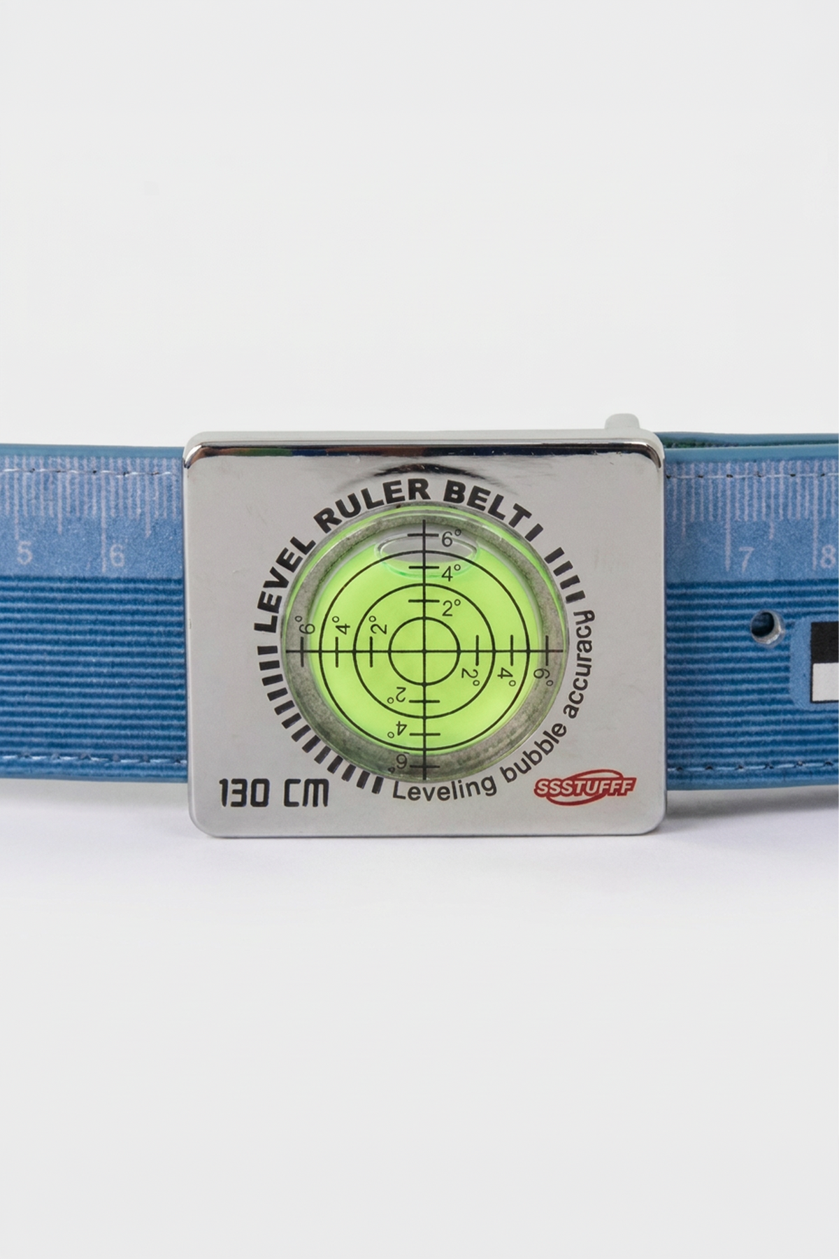 Close-up of the spirit level buckle with the green leveling bubble, LEVEL RULER BELT and 130 CM printed across the face.