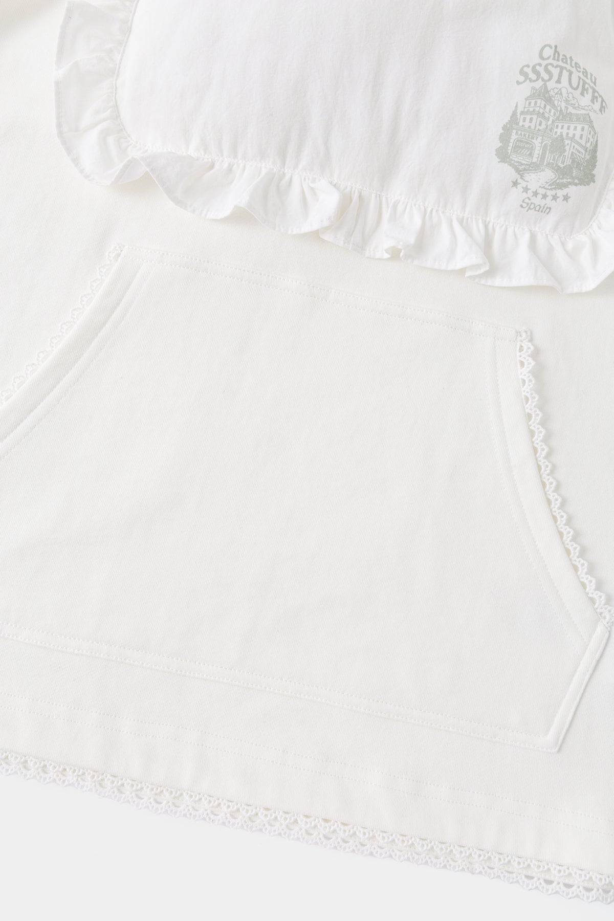 Detail of the pillow ruffle against the crest print.