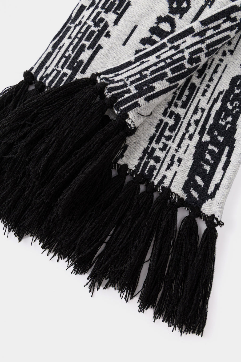 Detail of the black fringing at the end of the scarf.