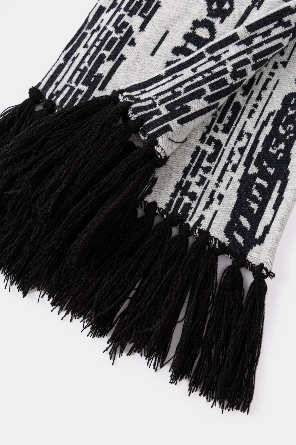 Detail of the black fringing at the end of the scarf.