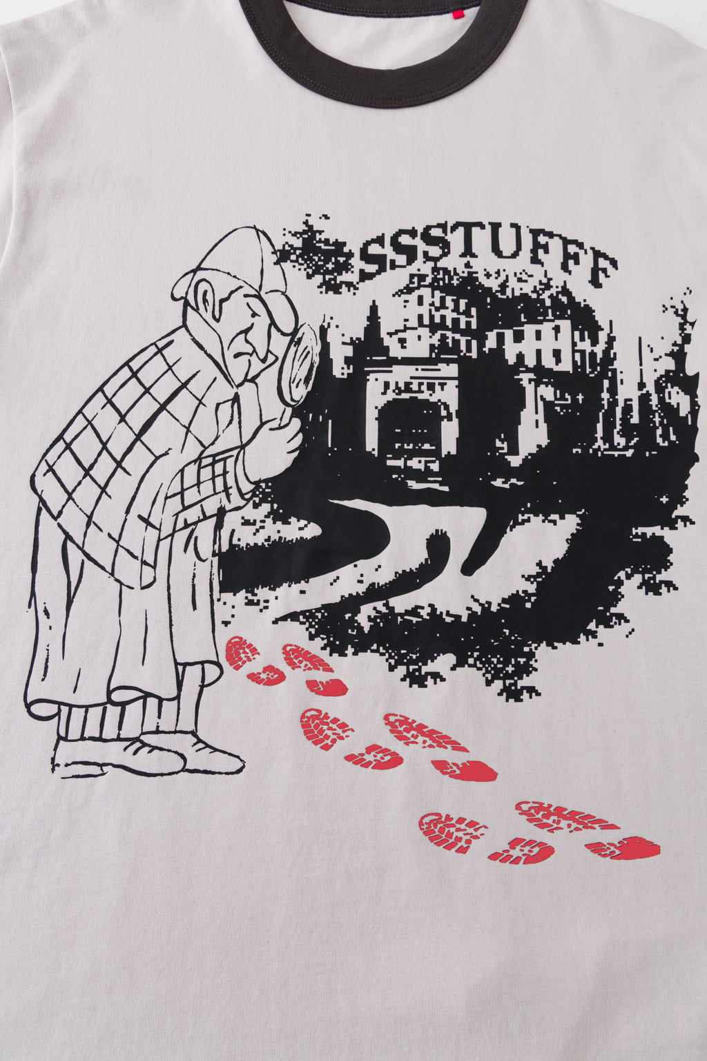 Close-up of the same print with the footprints revealed in red by body heat.