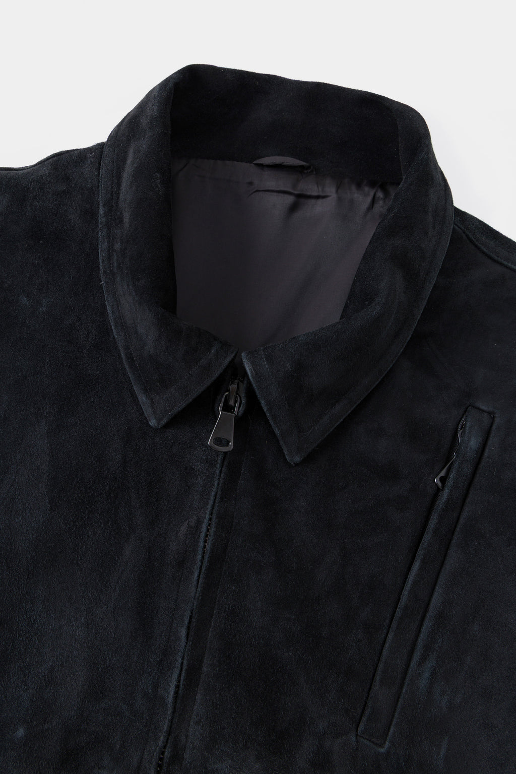 Close-up of the point collar and front zip.