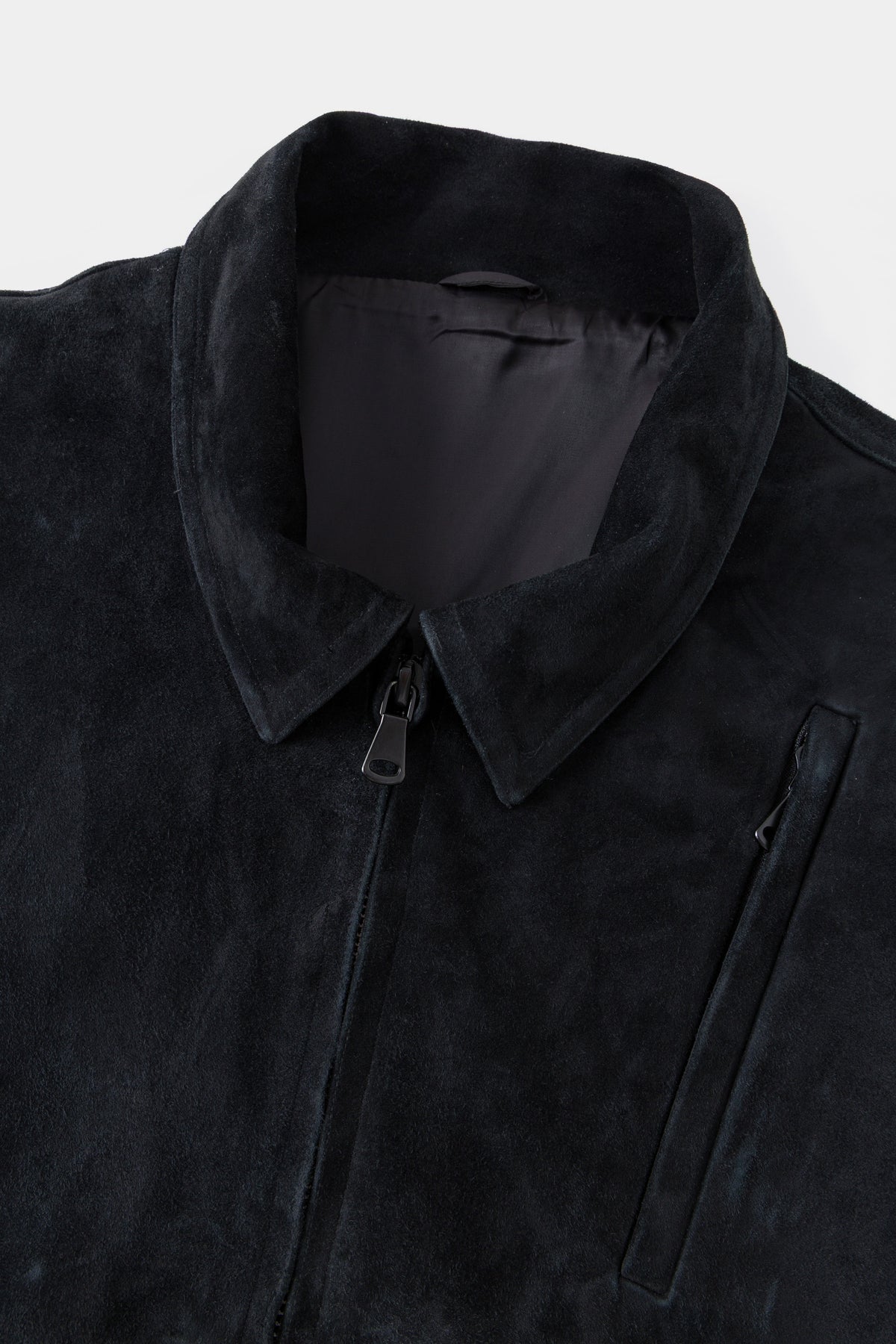 Close-up of the point collar and front zip.