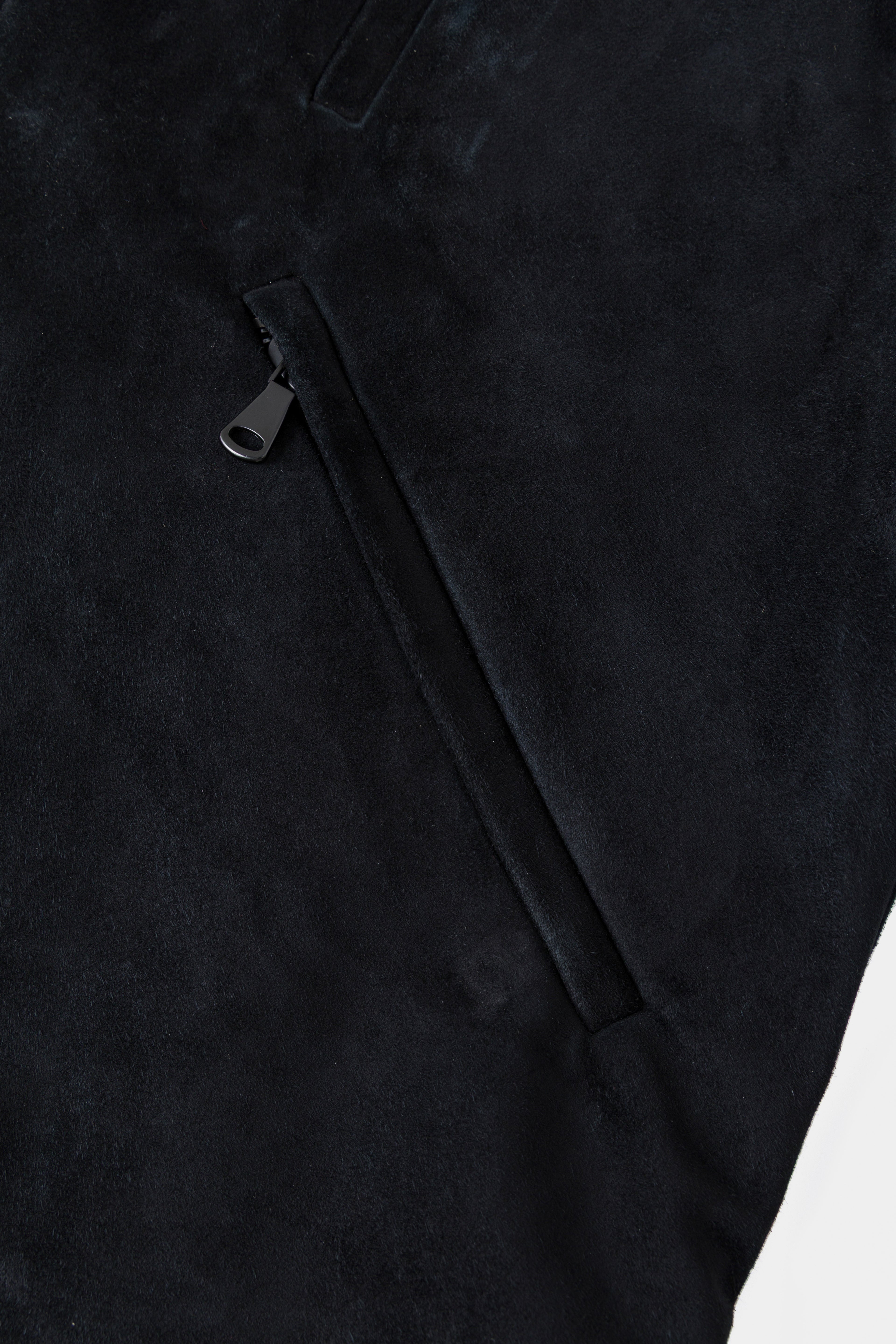 Detail of the slanted welt pocket on the suede front.